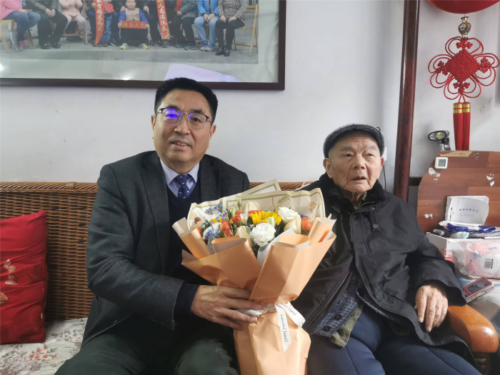 張新科春節前夕慰問拜訪百歲英雄錢樹巖