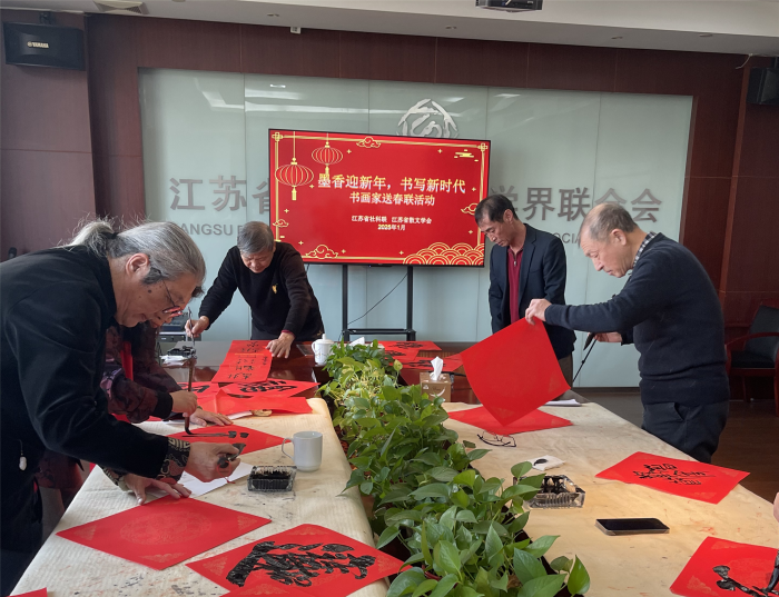 省散文學會開展書畫家送春聯進機關活動